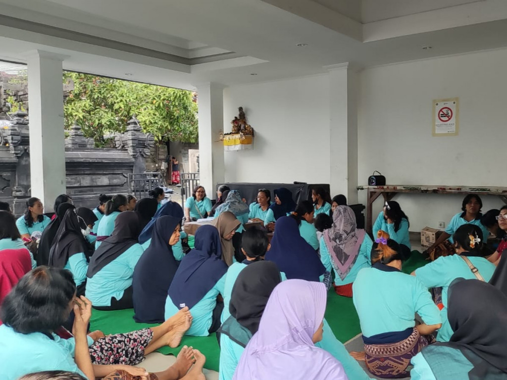 Rutin Digelar, PKK Bhineka Nusa Kauh Laksanakan Gotong Royong dan Arisan